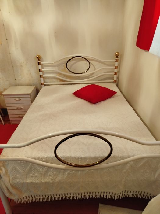 Cama com mesa de cabeceira
