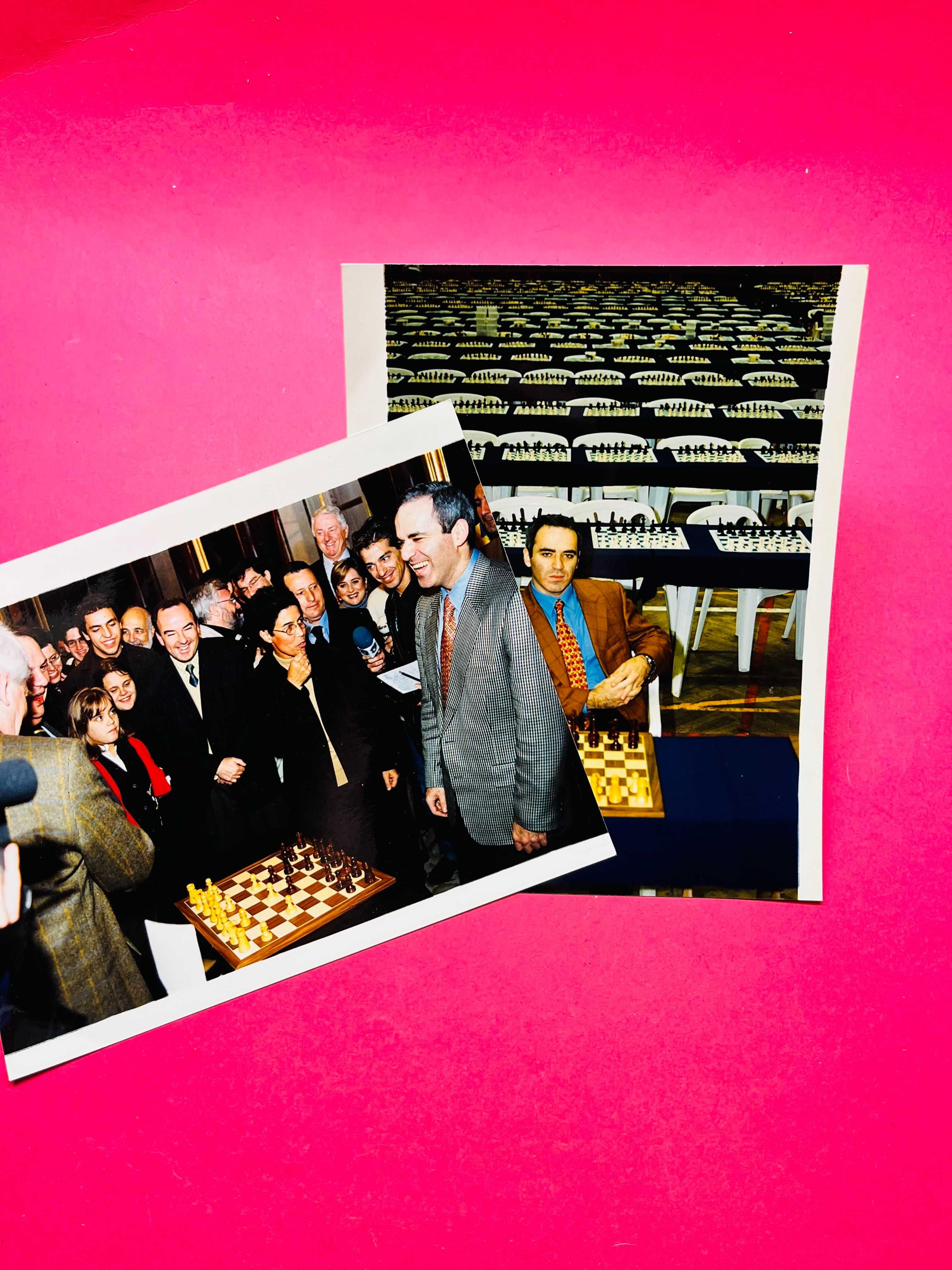 Duas Fotografias - Garry Kasparov Campeão do Xadrês