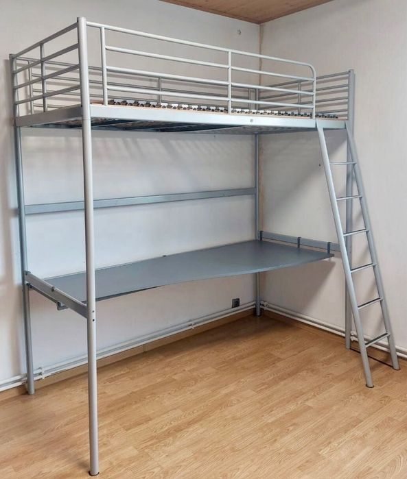 Łóżko piętrowe z biurkiem SVÄRTA