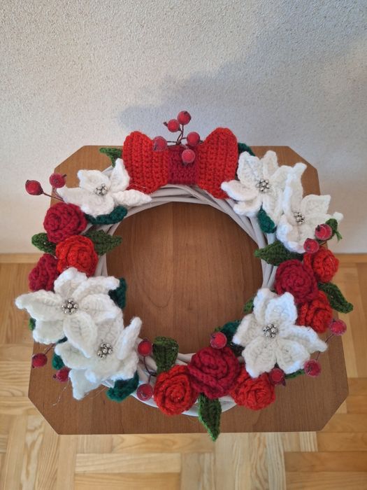 Wianek świąteczny z kwiatami ręcznie robionymi na szydełku