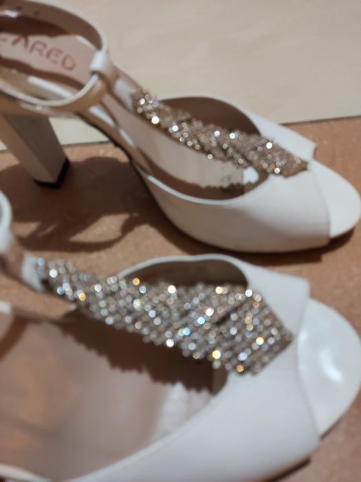 Białe sandały na wysokim obcasie