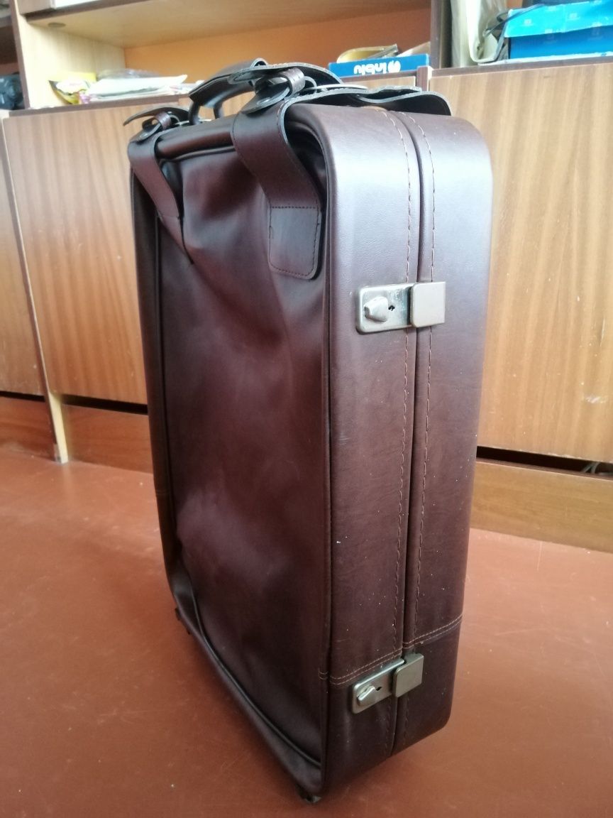 Продам чемодан б/у 60×42