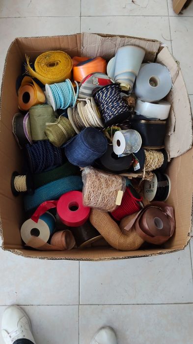 Vendo mais de 50 rolos de fitas  para decorar buquê de florista