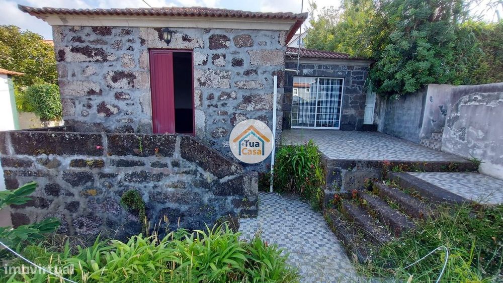 Moradia Bi Familiar T5 com Dois Pisos na Vila do Topo na ilha de São J