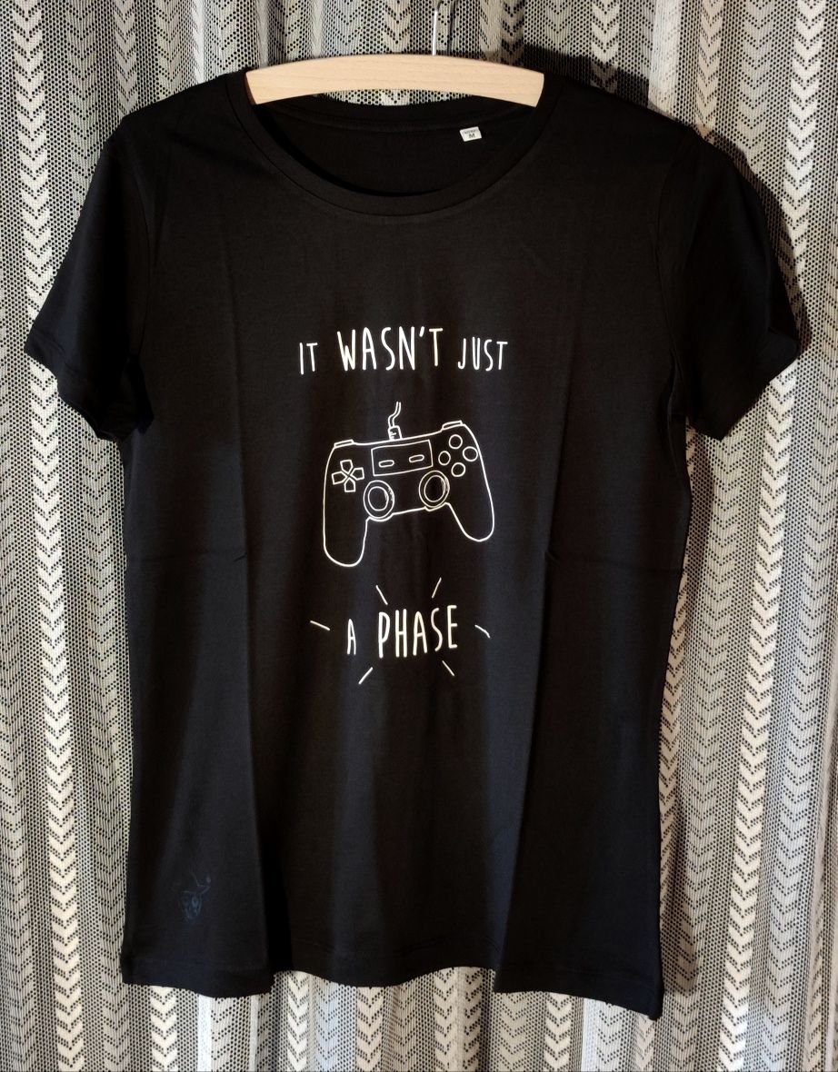T-shirts "Não Era Apenas Uma Fase" pretas mulher