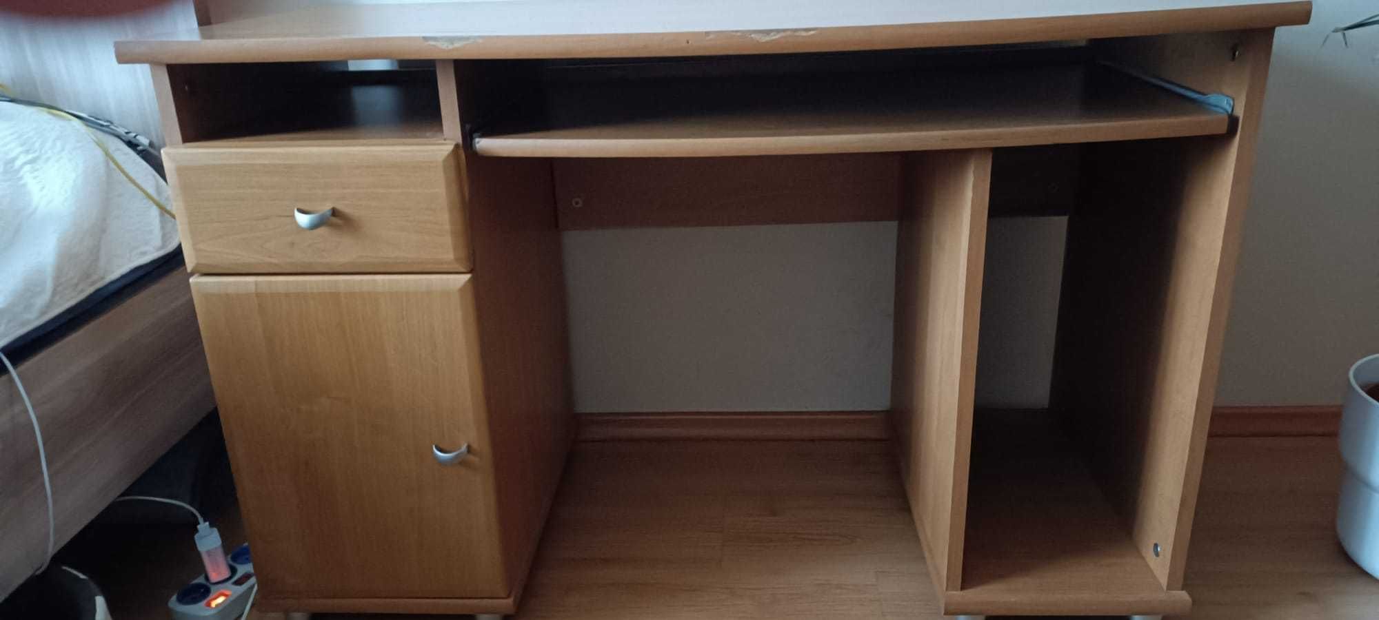 Komoda, biurko, szafka pod TV i szafka dwudrzwiowa.