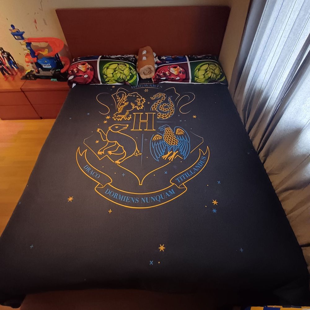 Cama com mesa de cabeceiras