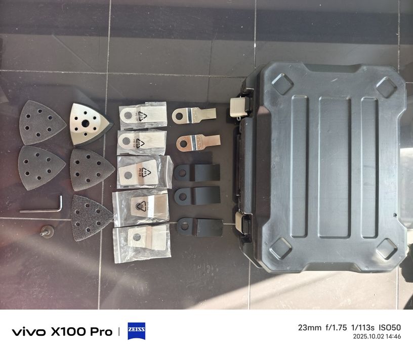 Multiferramenta oscilante elétrica com caixa e muitos acessórios