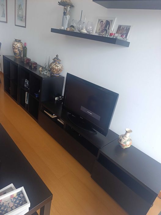 Sala completa em bom estado.