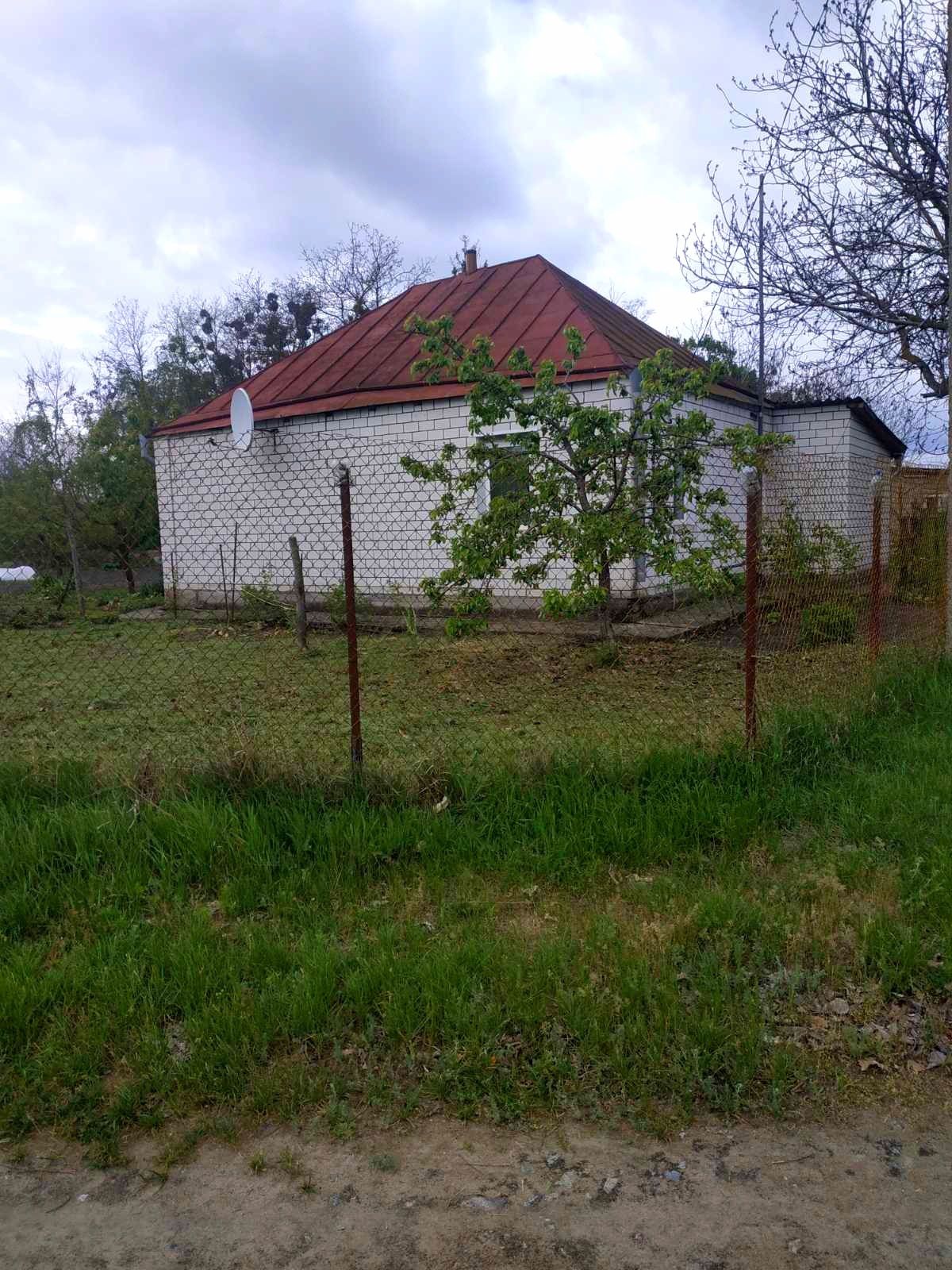 Продається затишний дім з окремою банею.