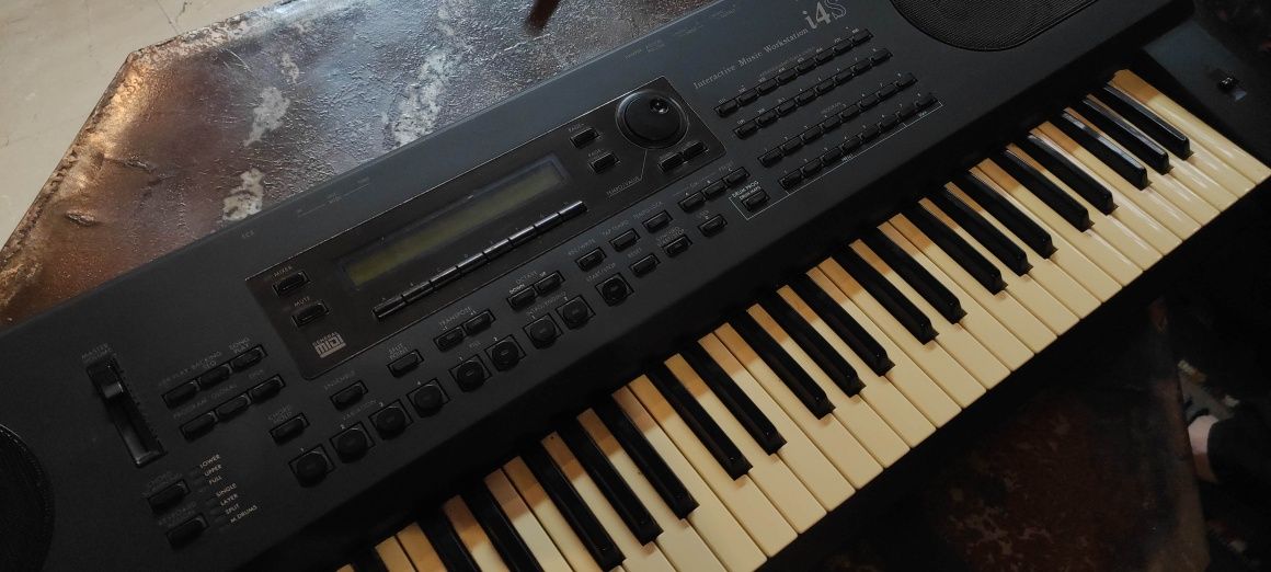 Instrument Korg i4s