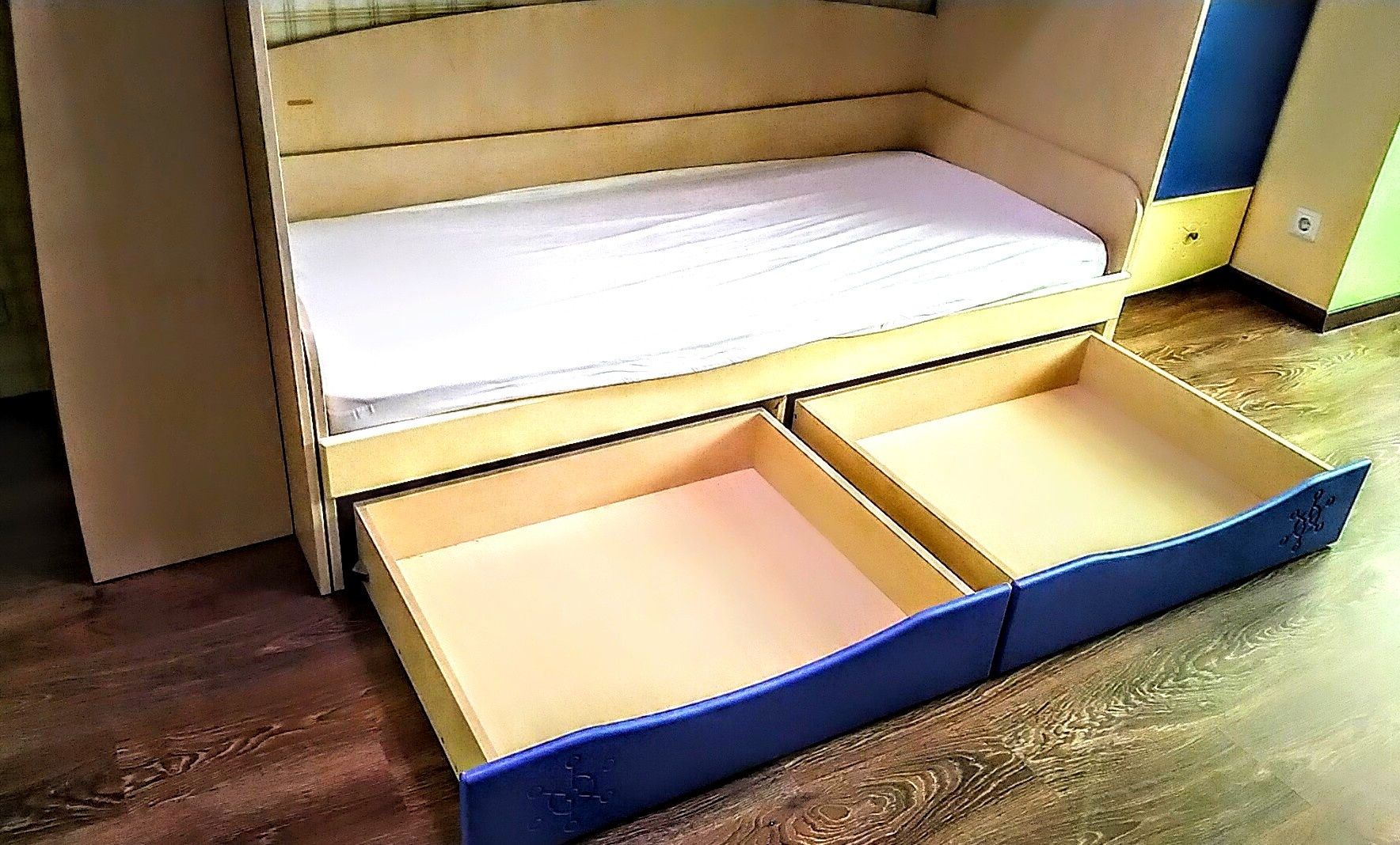 Двухярусная кровать, шкаф, матрасы