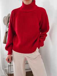 Czerwony pleciony sweter z golfem jesień zima golf