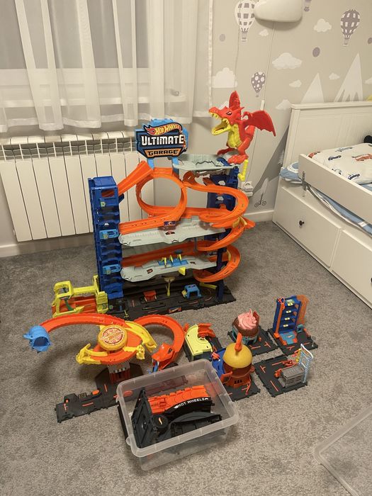 hot wheels, garaż + 7 zestawów stan ideany. Odbiór własny.