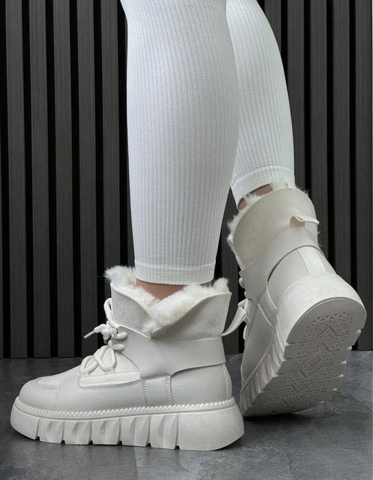 Жіночі зимові черевики / Угги на платформі