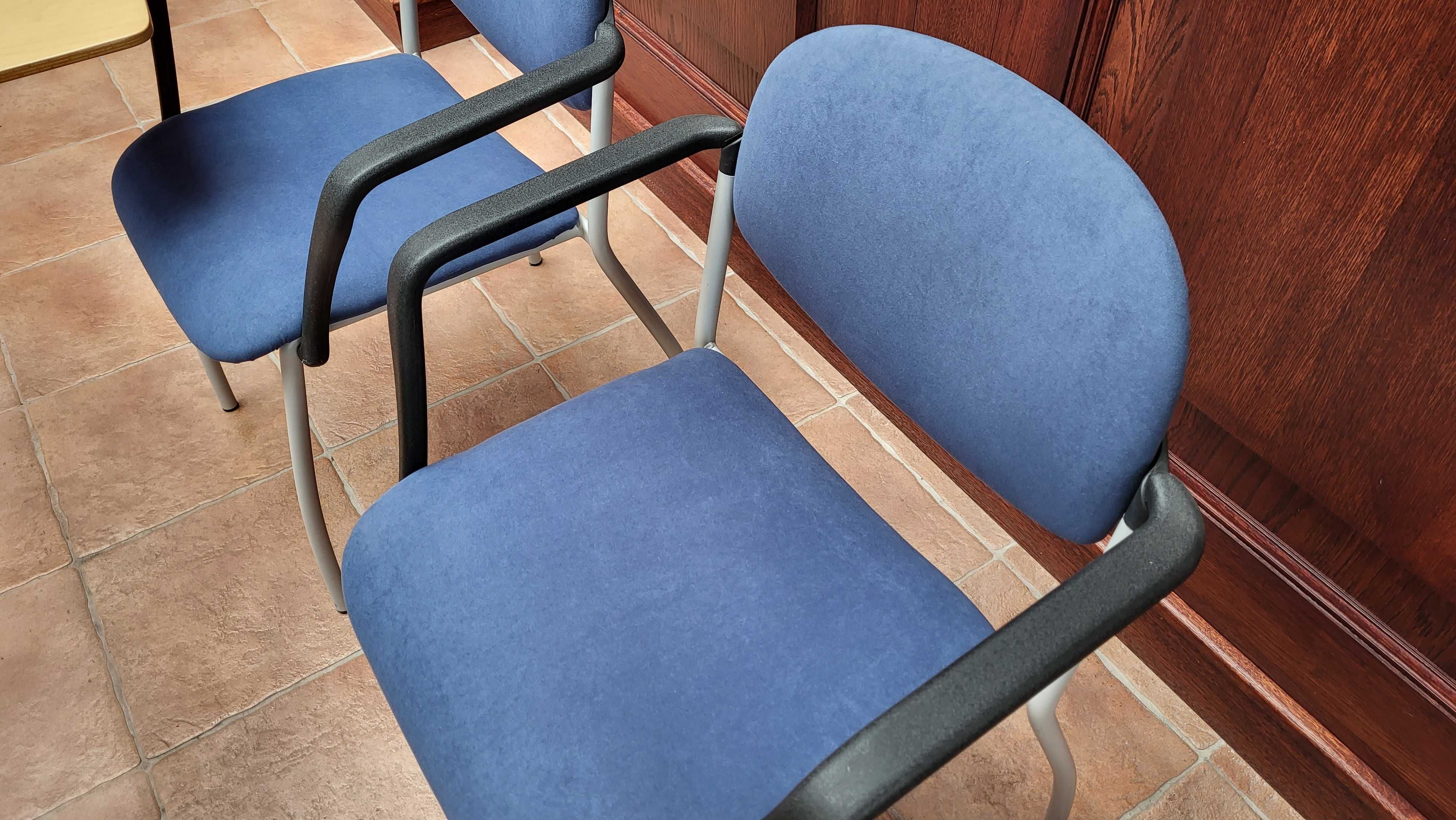 Krzesła konferencyjne z podłokietnikami, polski producent - 82 sztuki.