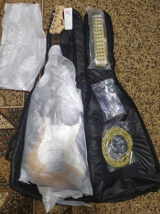 Продам электрогитара Корт 110 +микрофон