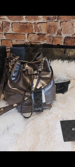 Skórzana srebrna torebka typu worek Marki Kazar