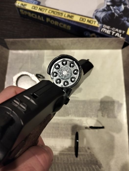 Kit de pistola de fulminantes 
Arma, algemas e distintivo em metal
Col