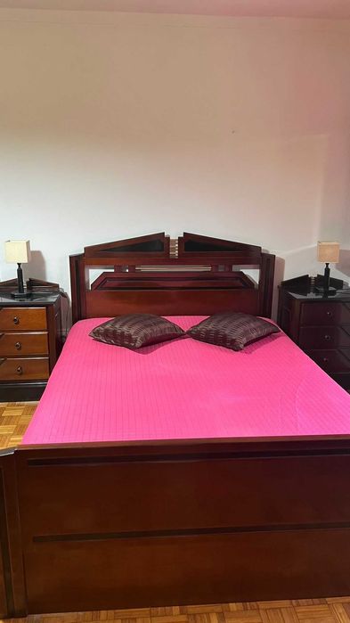Quarto de casal em cerejeira. Em muito bom estado.