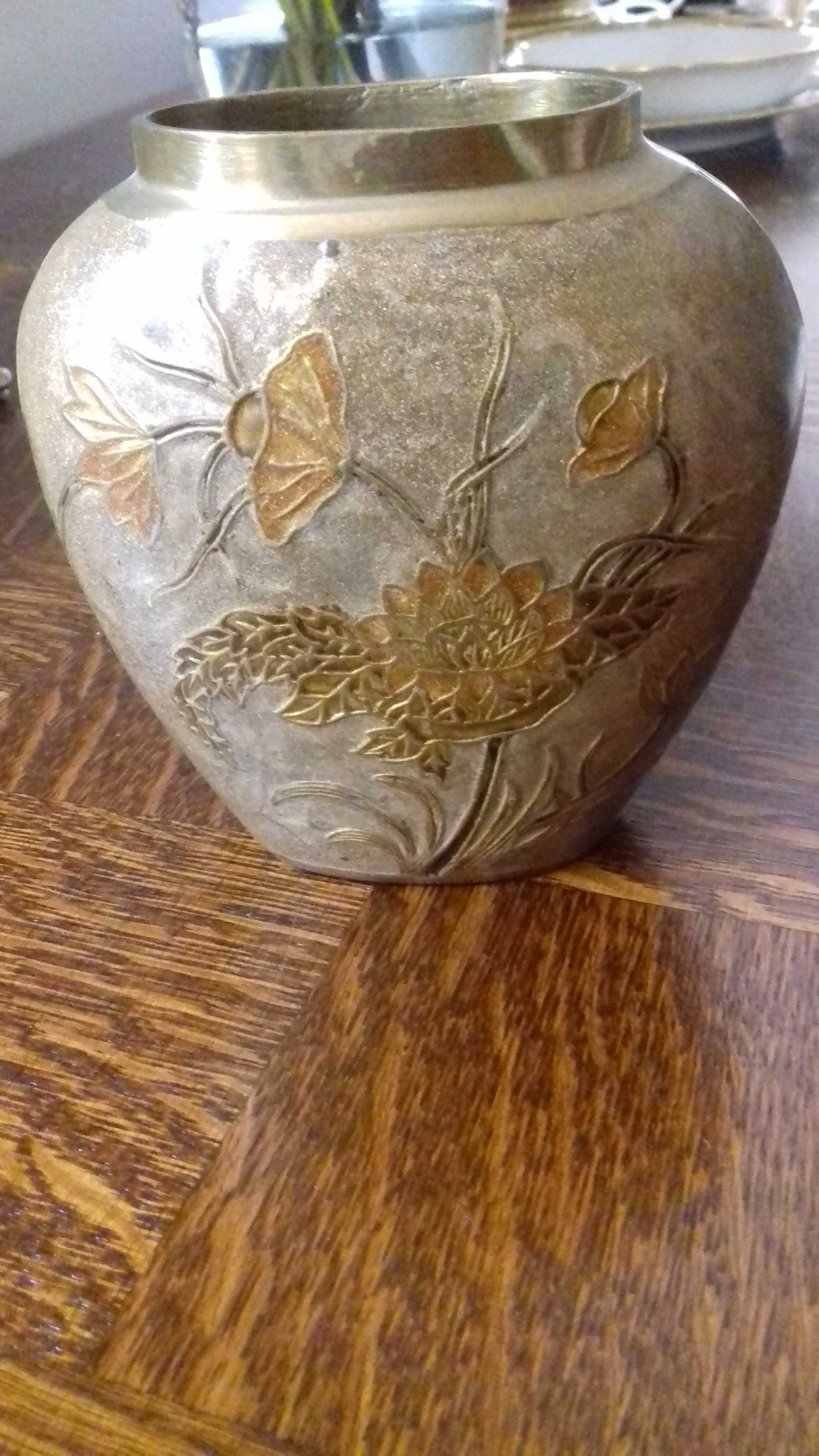 Вазочка из бронзы  эмаль с орнаментом. Индия