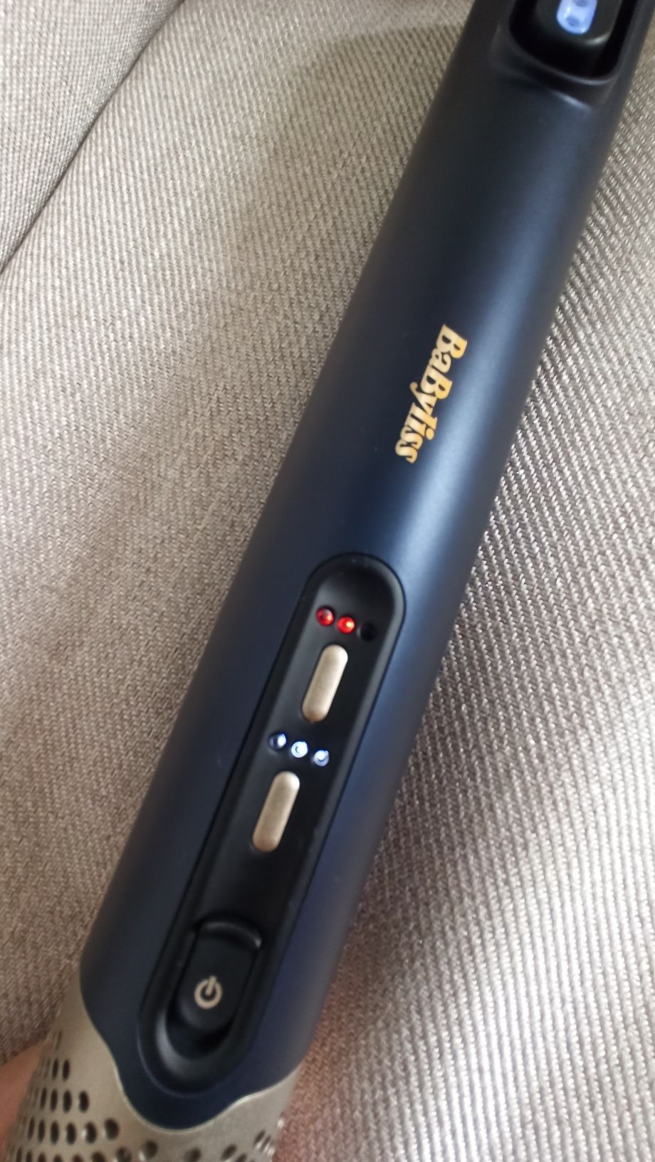 Suszarka BaByliss Air Wand do stylizacji i prostowania włosów.