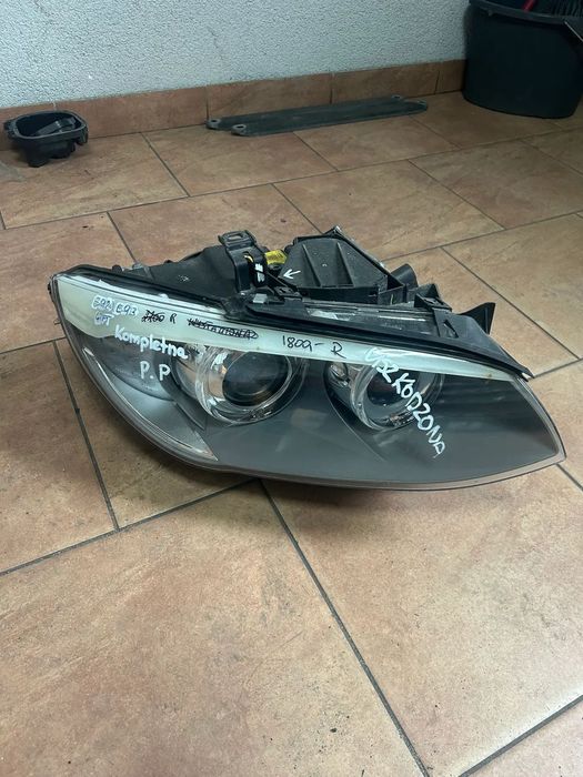 LAMPA BMW E92 E93 PRAWY PRZÓD KOMPLETNA LIFT 7239928 USZKODZONA