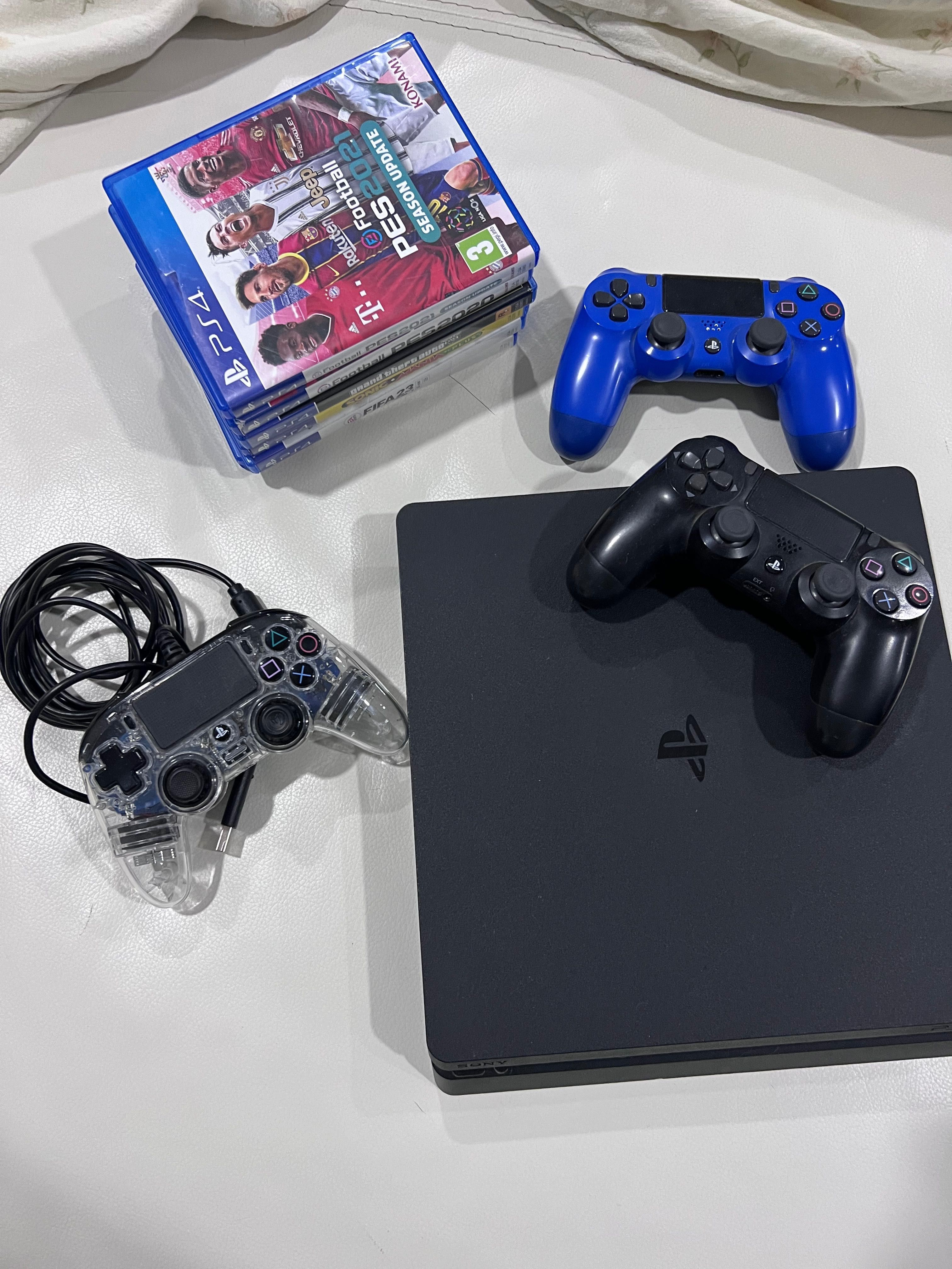 PS 4 PlayStation slim 500gb 3 comandos 2 sem fio um com fio e jogos