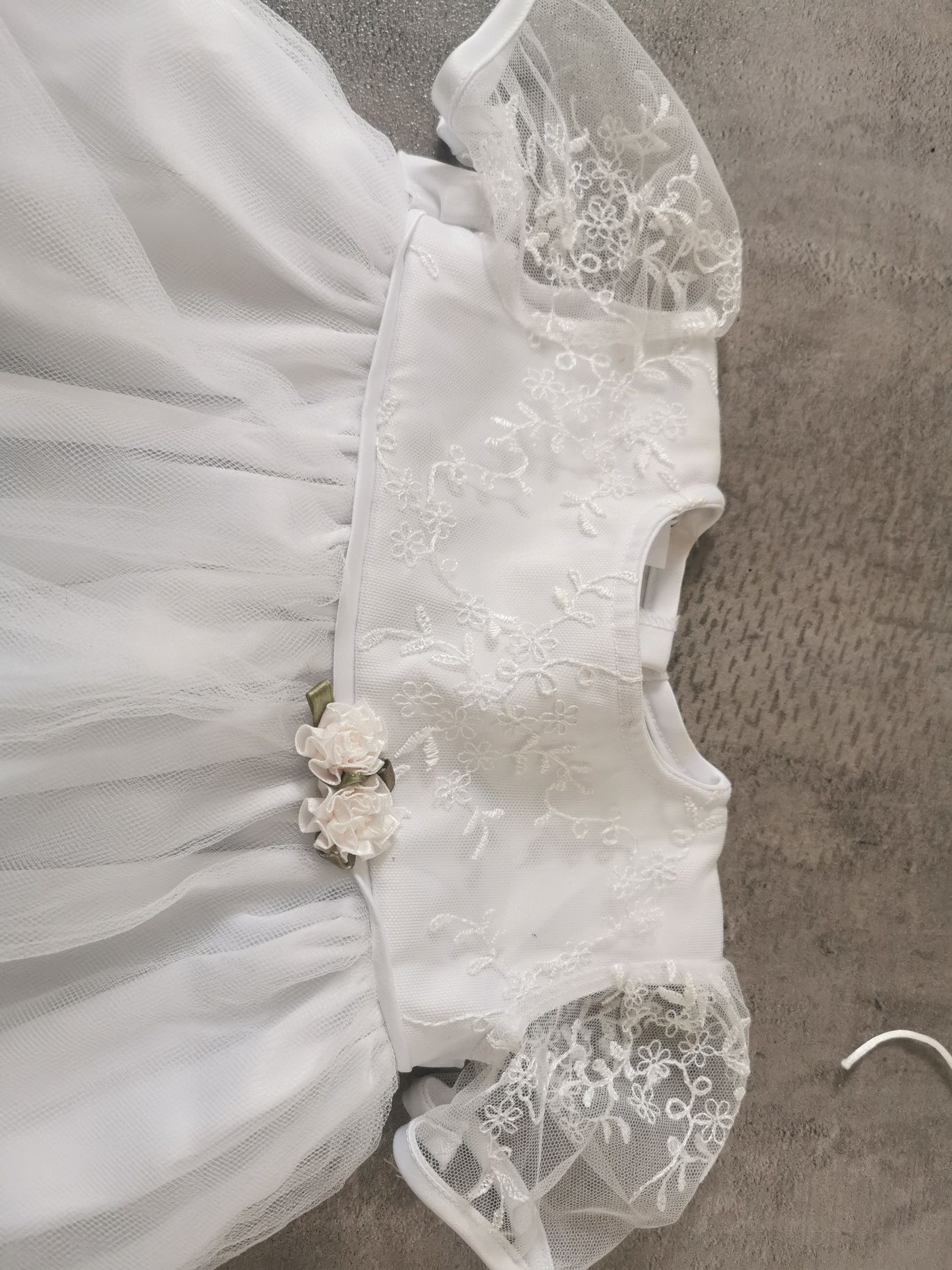 Komplet biały sukienka i kapelusz 68 cm