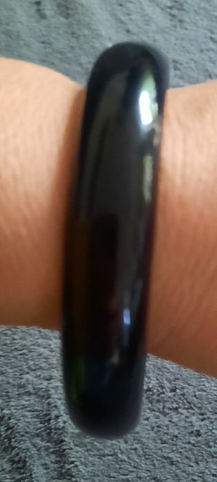 Czarna bransoletka z tworzywa