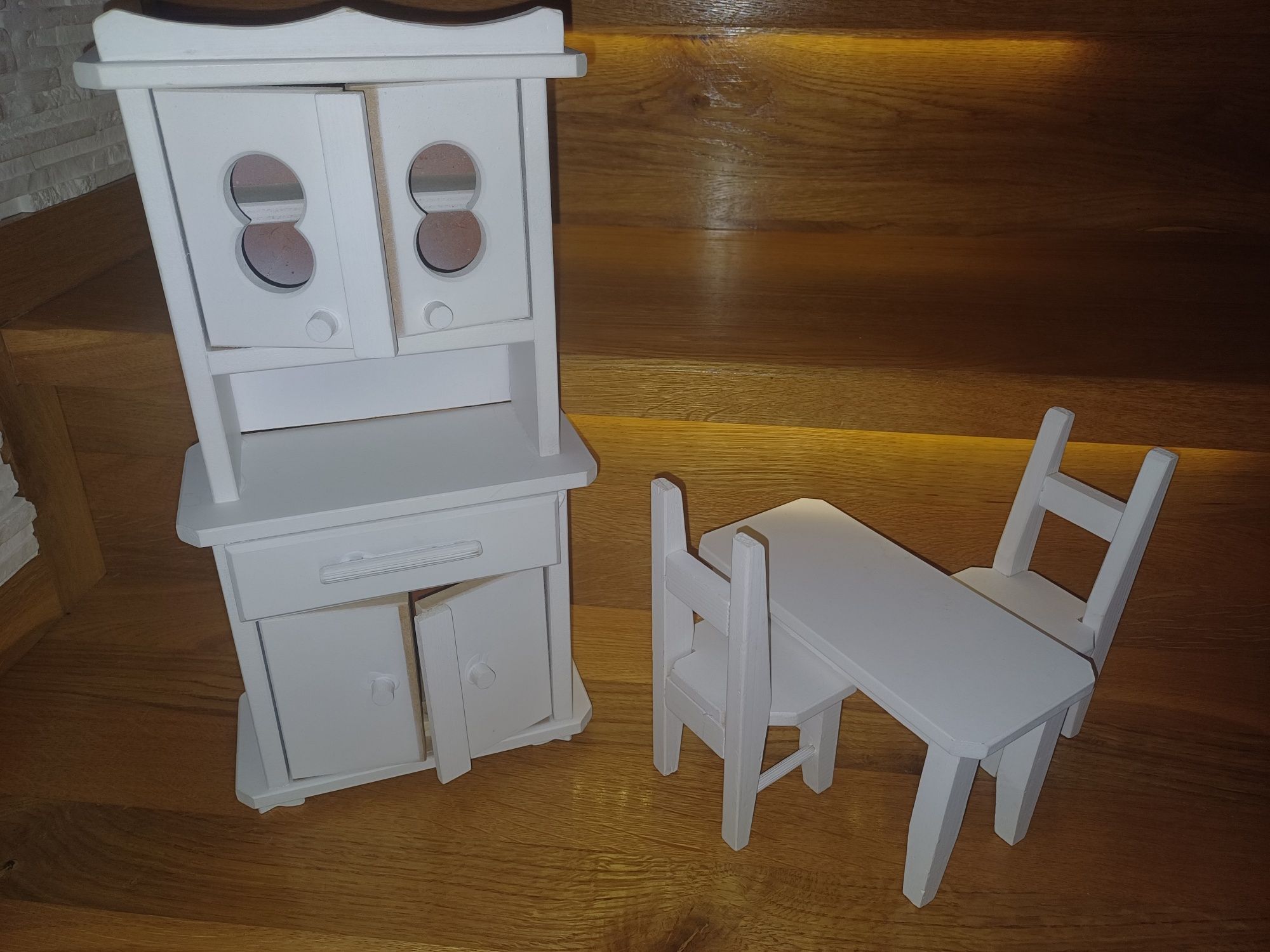 Dla lalek drewniany kredens, stół i 2 krzesła