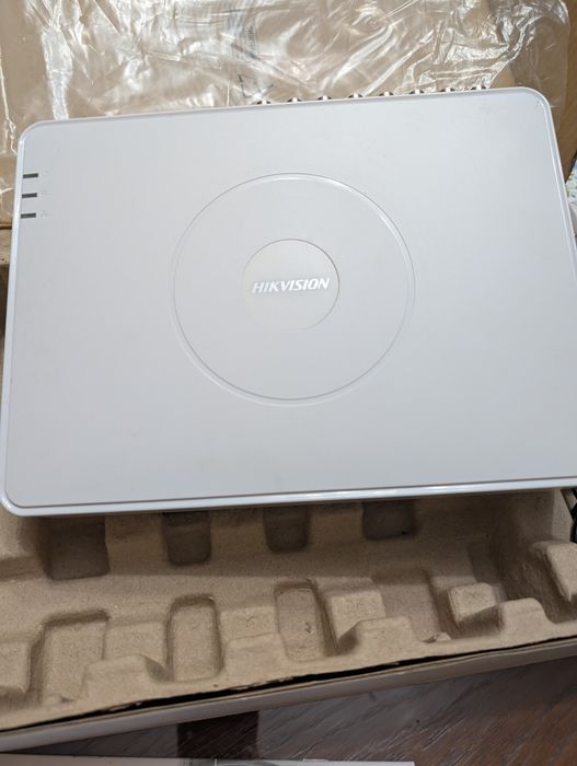 Відеореєстратор Hikvision DS-7100 Series та  4 камери