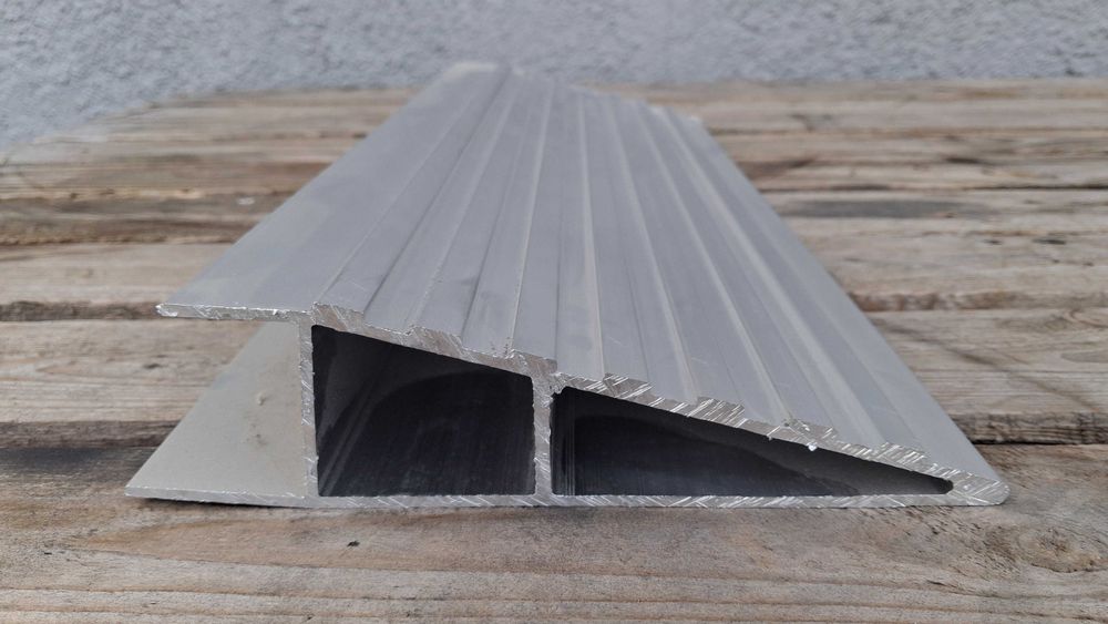 Trójkątny skos najazdu profil aluminiowy zakończenie