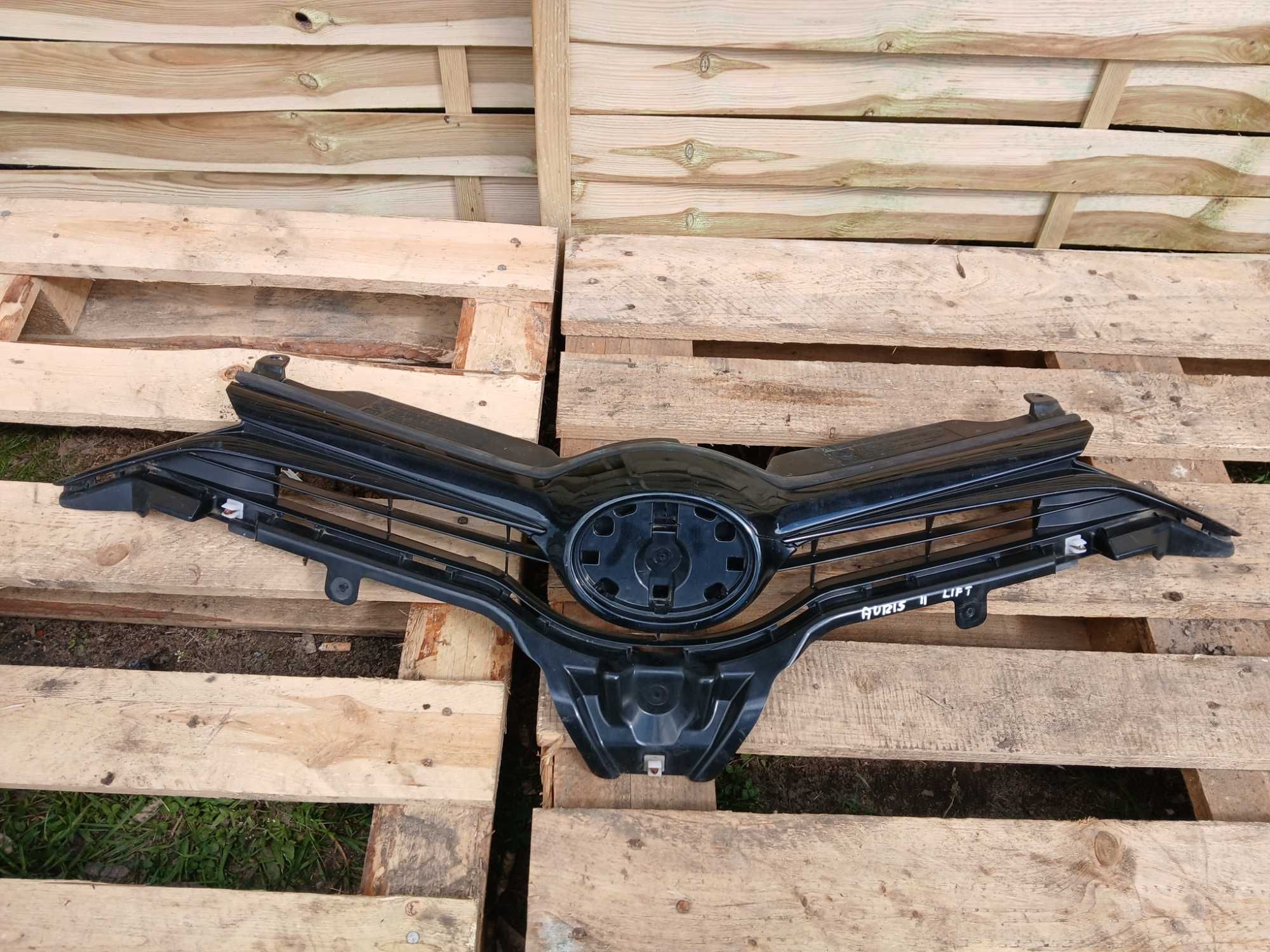 Atrapa atrapka gril Toyota Auris II Lift 15-18