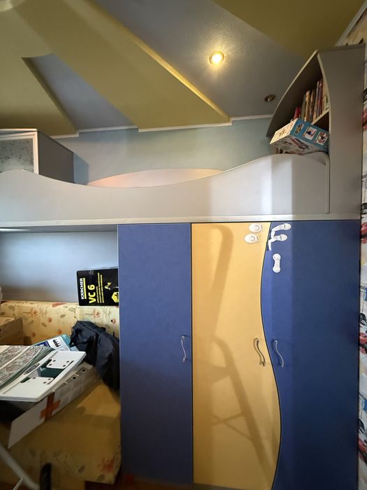 Двухэтажная кровать детская с мебелью вся, шкаф и тд