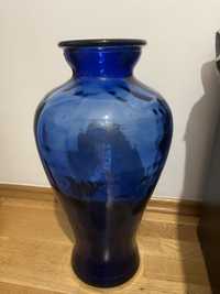 Ozdobny wazon z ciemnoniebieskiego szkła
