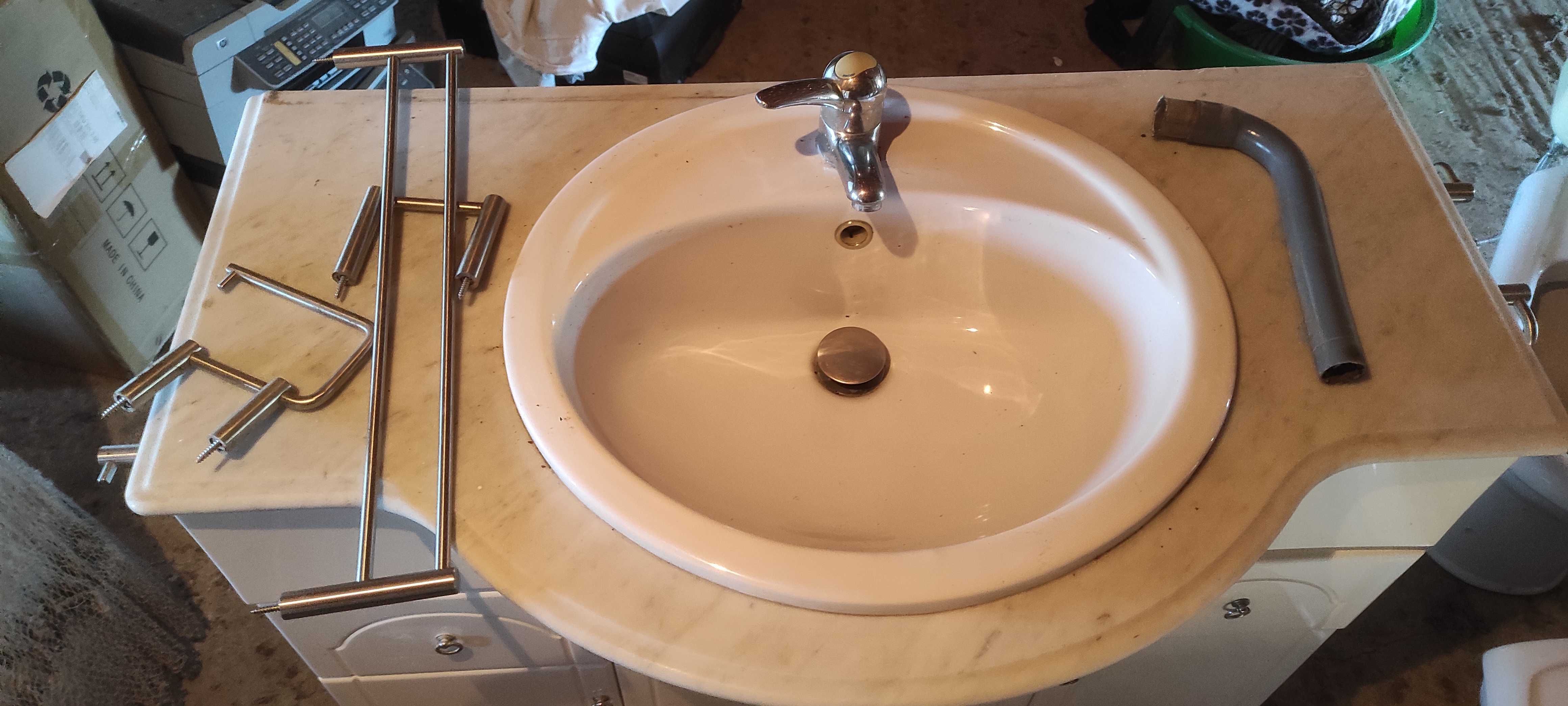 Louça E móveis de casa de banho