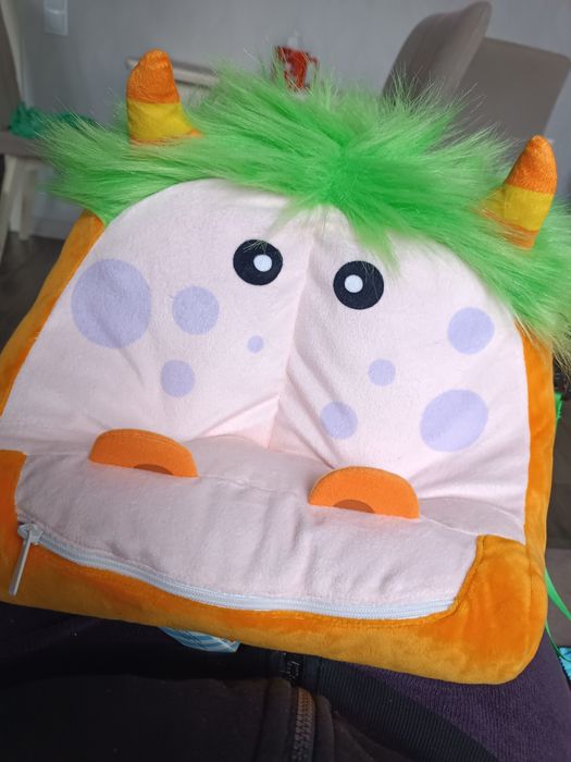 Подставка плюшевая для книг, планшета bookmonster deluxe Luca