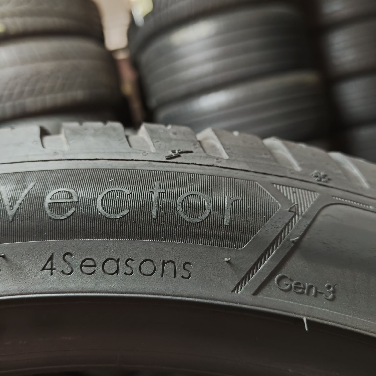 235/45/20 XL Sprzedam komplet opon całorocznych Goodyear