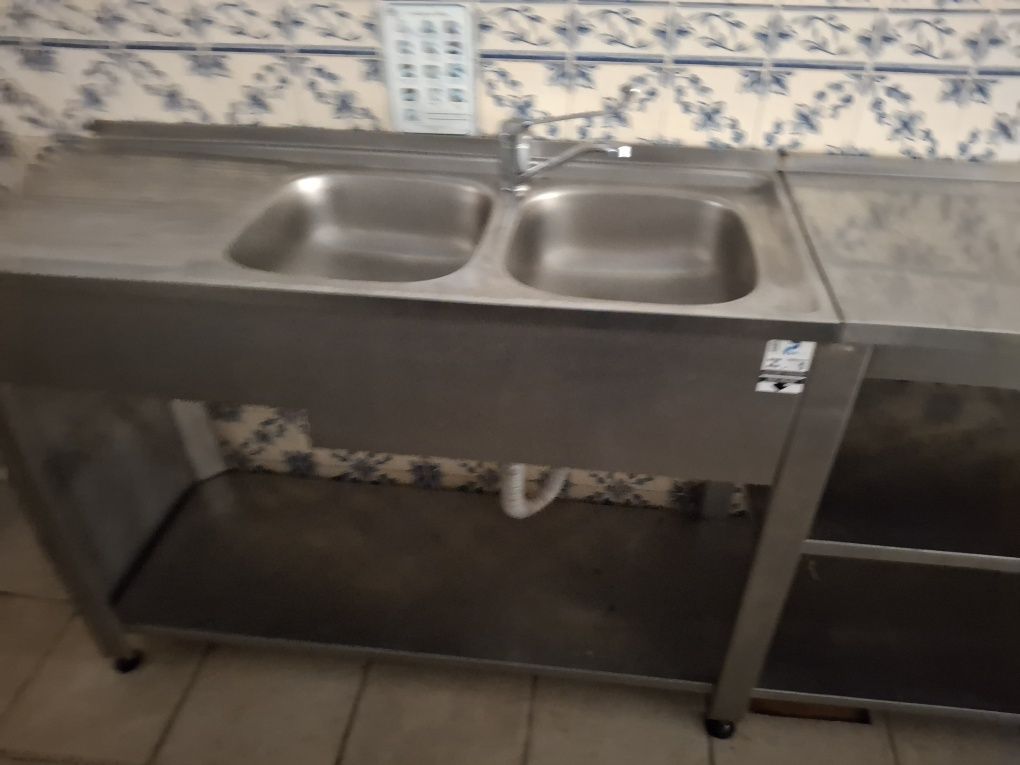Bancada com lava loiça, prateleiras abertas, gaveta e tulha em inox