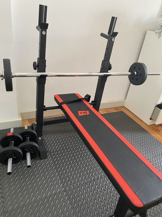 Idealny zestaw do treningu w domu — ławka, sztanga, obciążenia