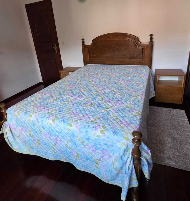 Mobília de Quarto Casal Pinho (Cama, Cómoda, Mesas Cabeceiras)