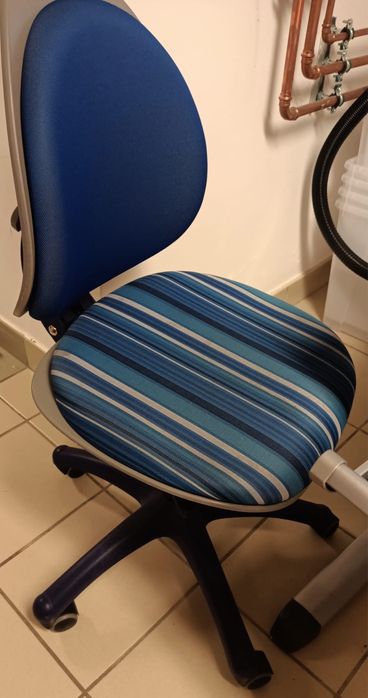 Krzeslo dla dziecka do biurka.