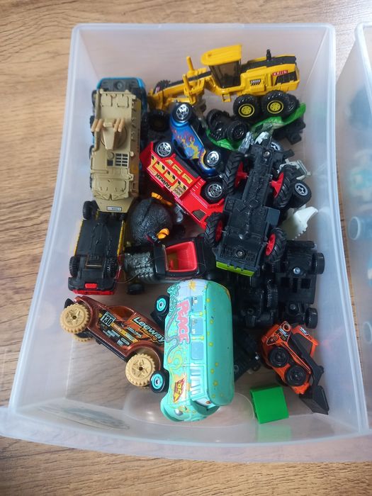 Kolekcja hot wheels samochodziki wraz z pudelkiem