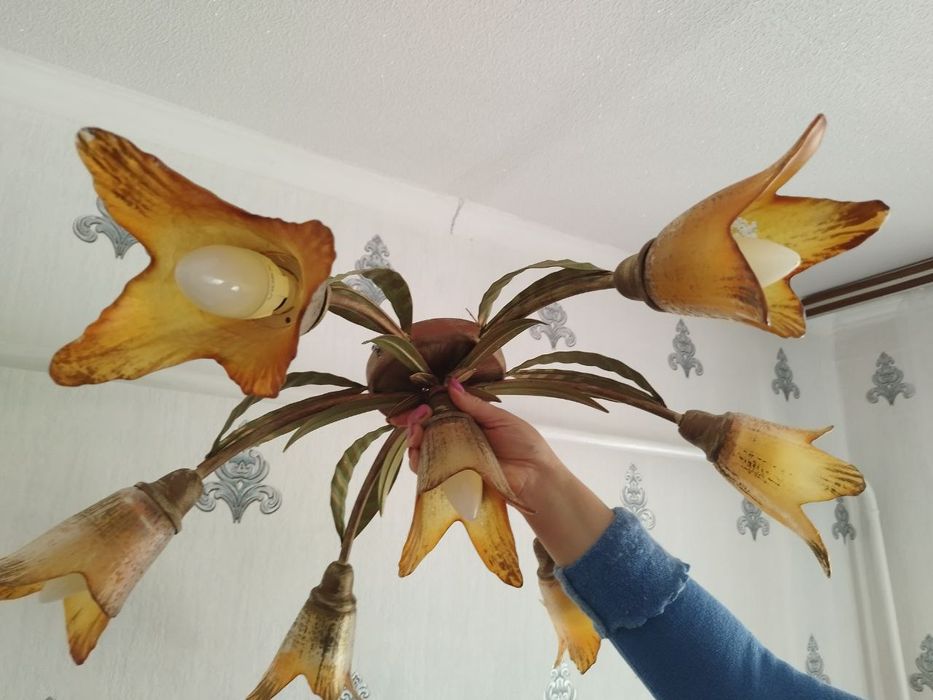 Люстра на 7 плафонів в гарному стані.