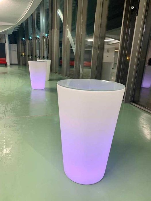 Mesas de bar com iluminação rgb