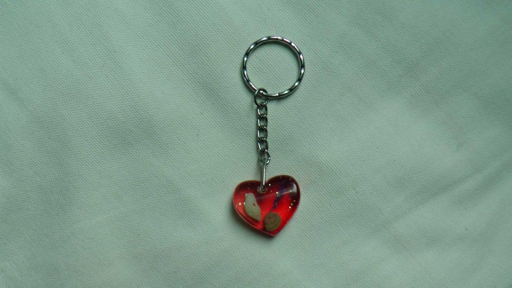 Brelok czerwone serce muszelki opiłki