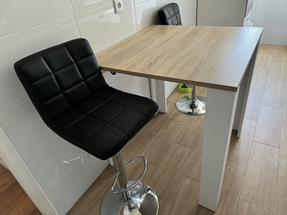 Vendo mesa e 2 cadeiras