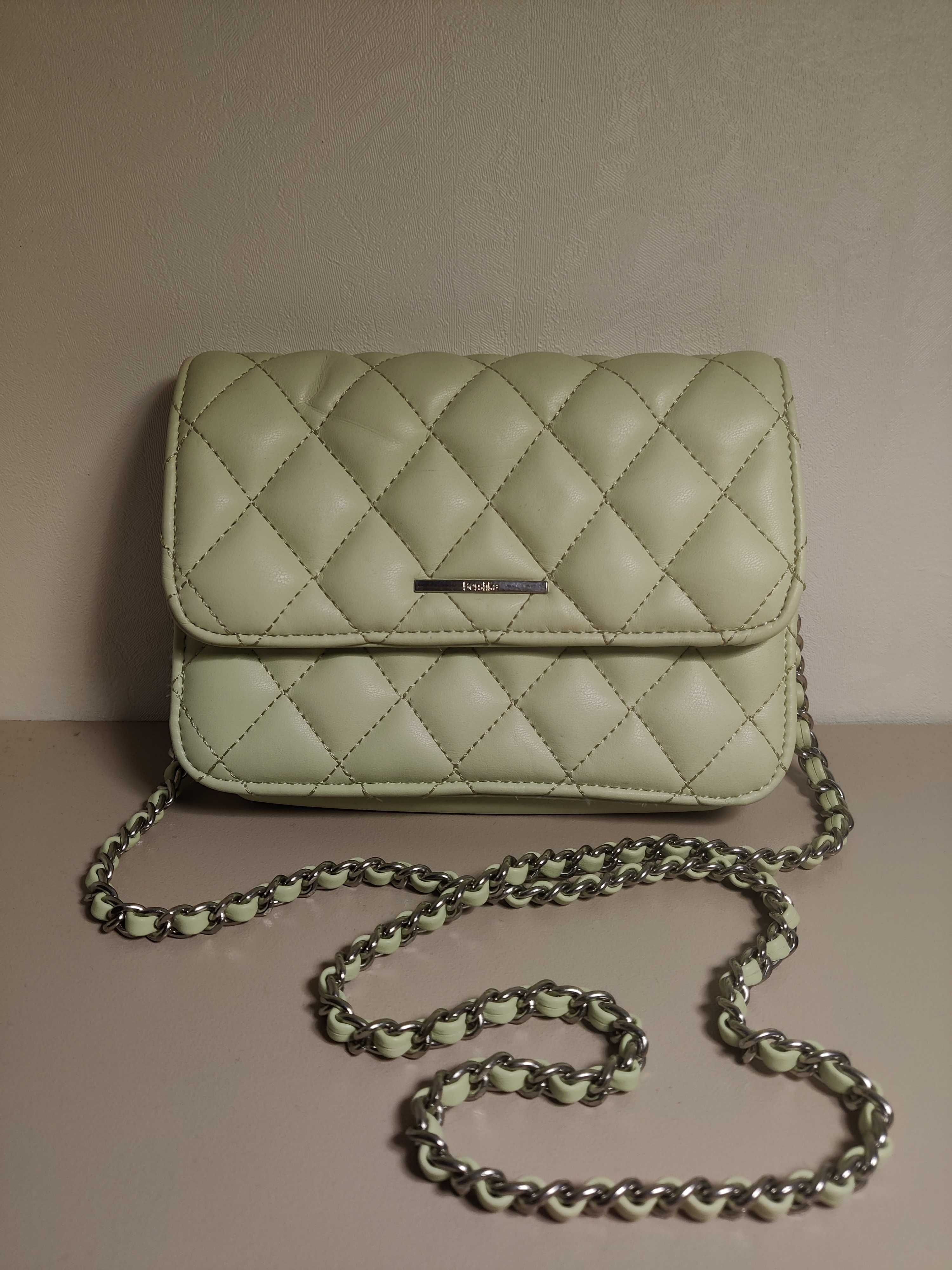 Жіноча сумочка Bershka пастельного зеленого кольору