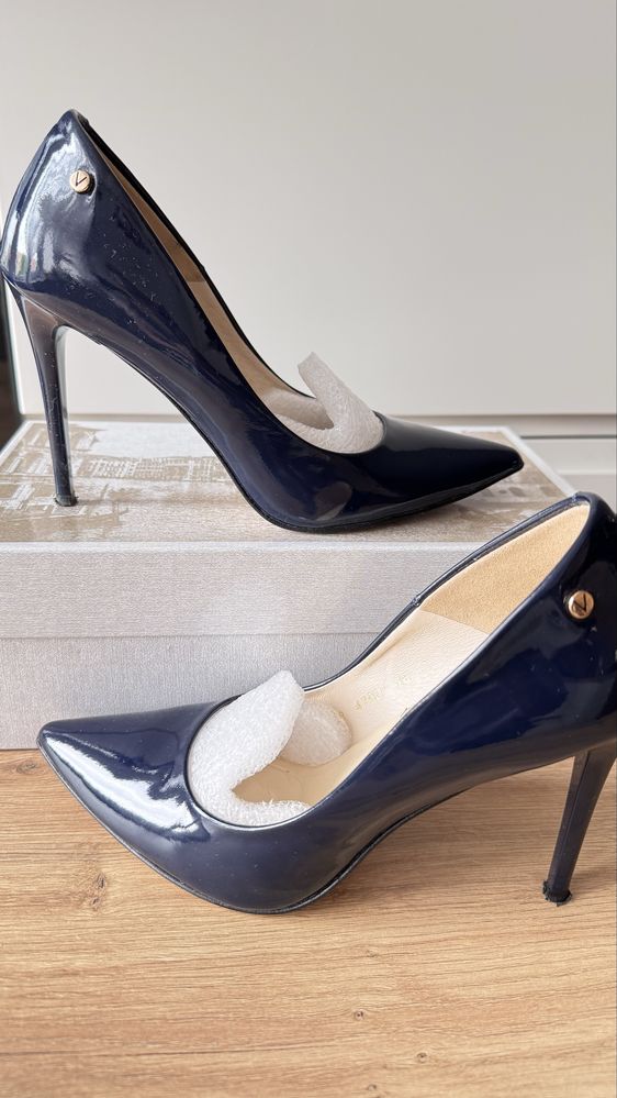 Buty VENZIA czółenka skórzane, lakierowane granatowe, rozmiar 38